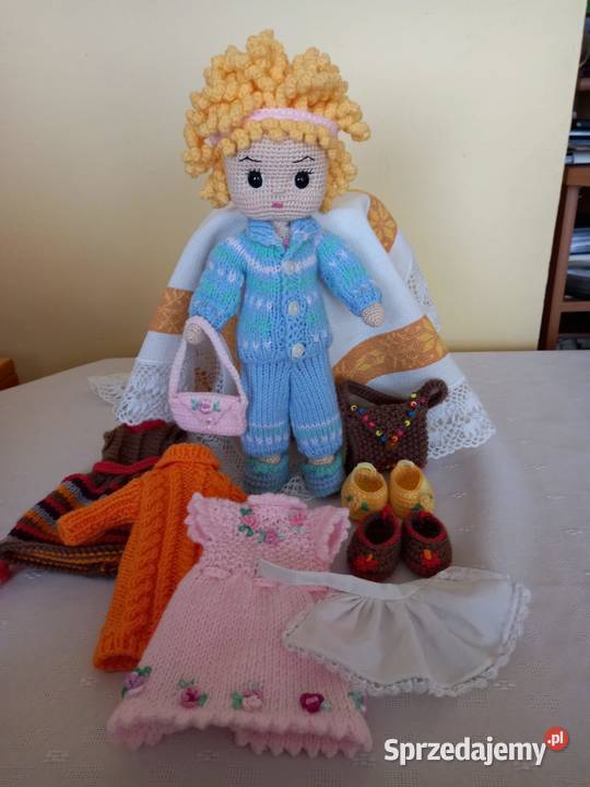 Ręcznie robiona na szydełku lalka z garderobą