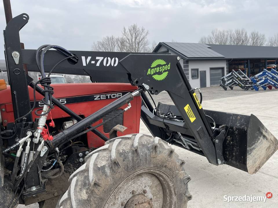 Ładowacz czołowy firmy Agrosped model V700 Ursus Maszyny rolnicze Kacprów