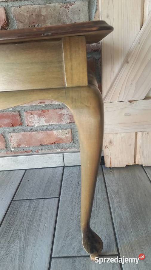 Drewniany stolik stylowy boczny z giętymi nogami Gawroniec