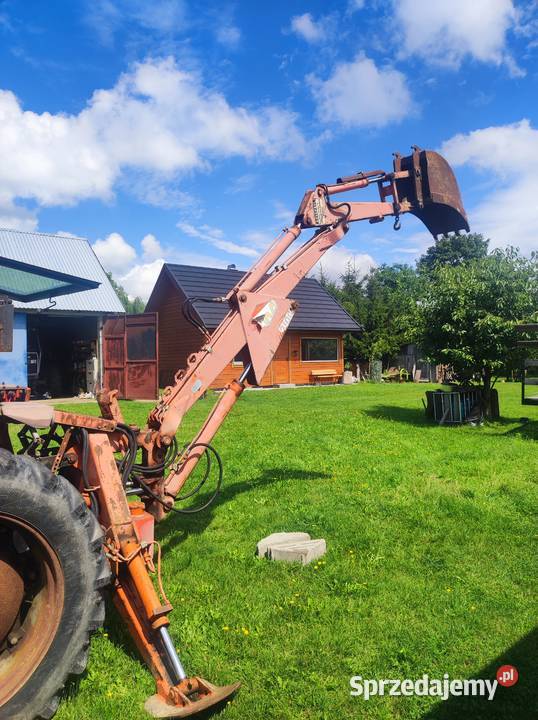 Massey Ferguson 550 koparką zawieszaną i Radom