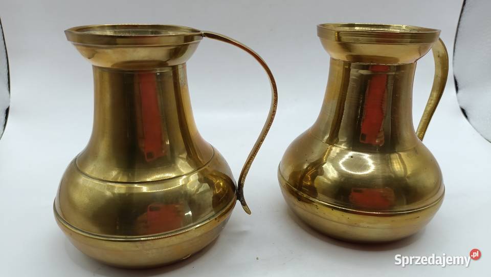 Dwa stare mosiężne dzbanki do dekoracji