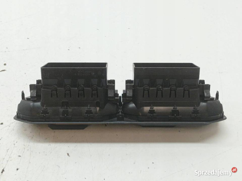 KRATKI NAWIEWU ŚRODKOWA DESKI 687606944R Dacia