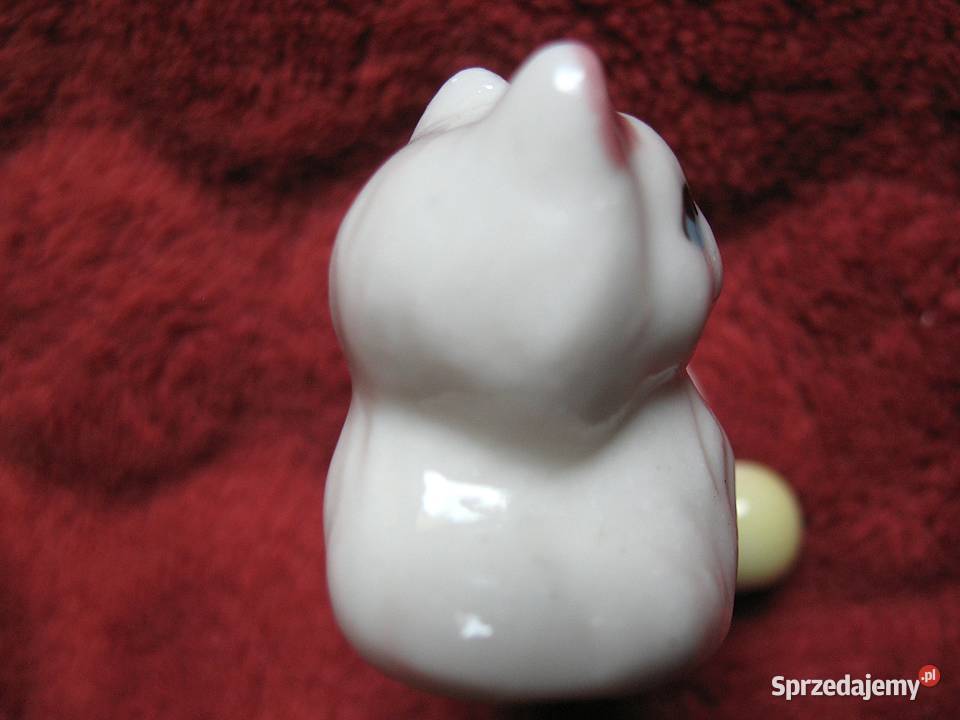 Kot mały kotek z piłką porcelana 35 x 45 x 3 biały Siedlce sprzedam