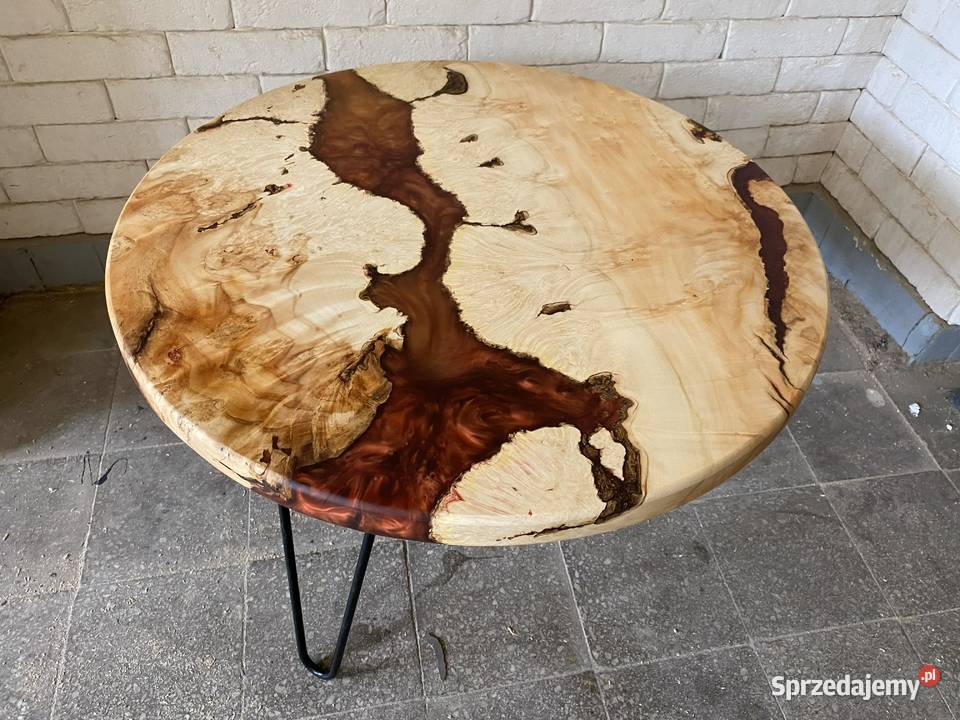 stolik kawowy z drewna i żywicy