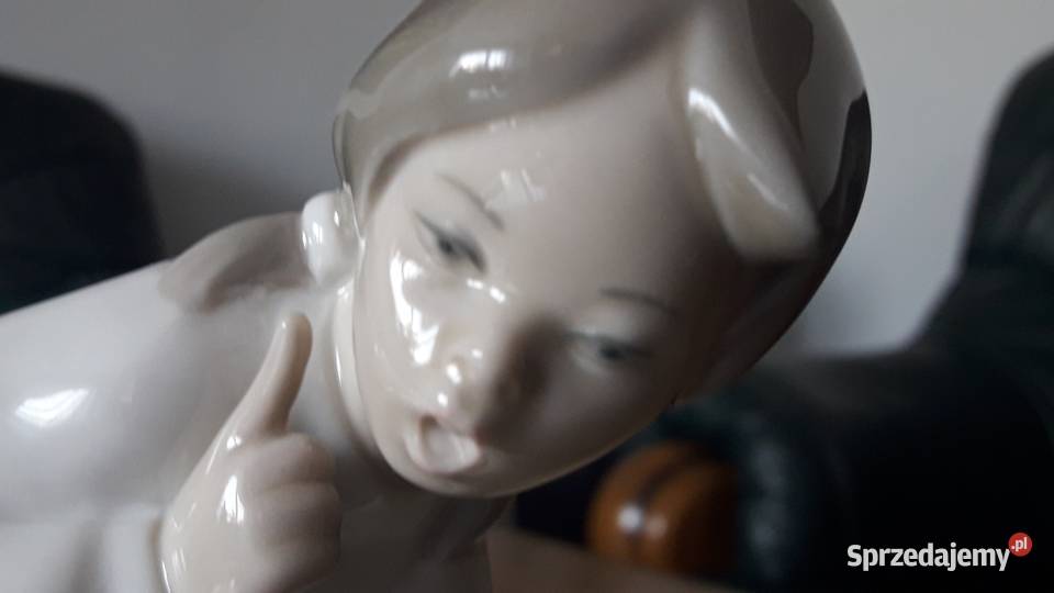 Figurka porcelanowa Lladro dziewczyna z bucikami Porcelana i szkło lubelskie Janów Lubelski