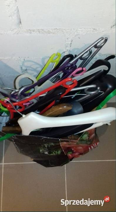 Wieszaki plastikowe różne rodzaje duża ilość Akcesoria meblowe Kołobrzeg