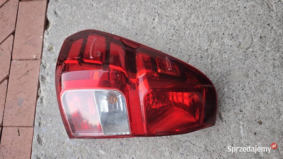Lampa lewy tył toyota hilux 2025r