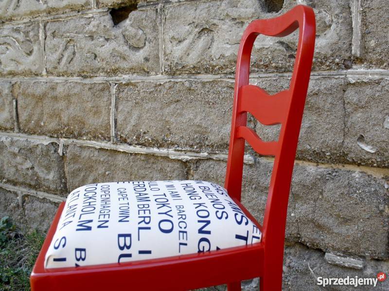 Krzesła drewniane czerwone odnowione łódzkie
