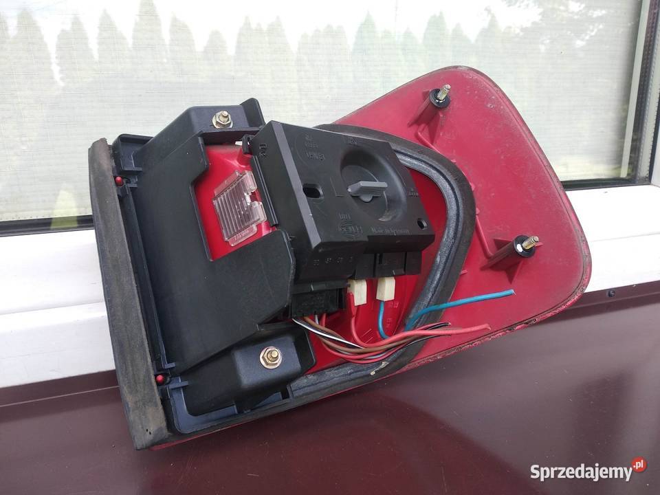 Audi 80 B4 sedan lampa tył tylna lewa w błotnik łódzkie Sieradz