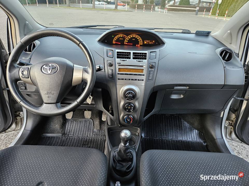 Toyota Yaris 2010 133 100 6 biegów salon Polska Yaris