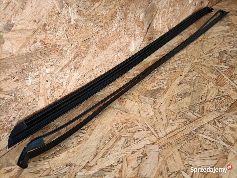 VOLVO XC60 LISTWA SZYBY CZOŁOWEJ PRAWY PRZÓD