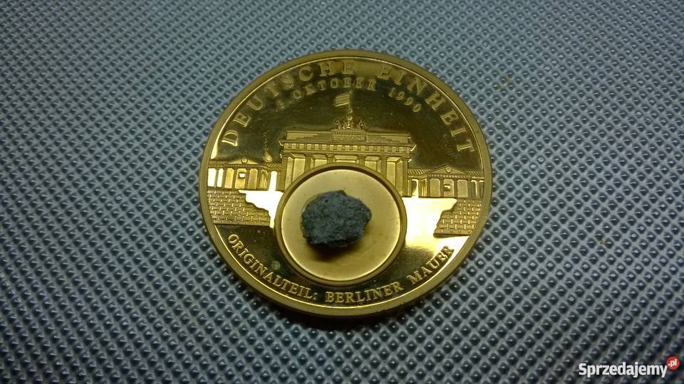 Medal z oryginalną częścią muru berlińskiego