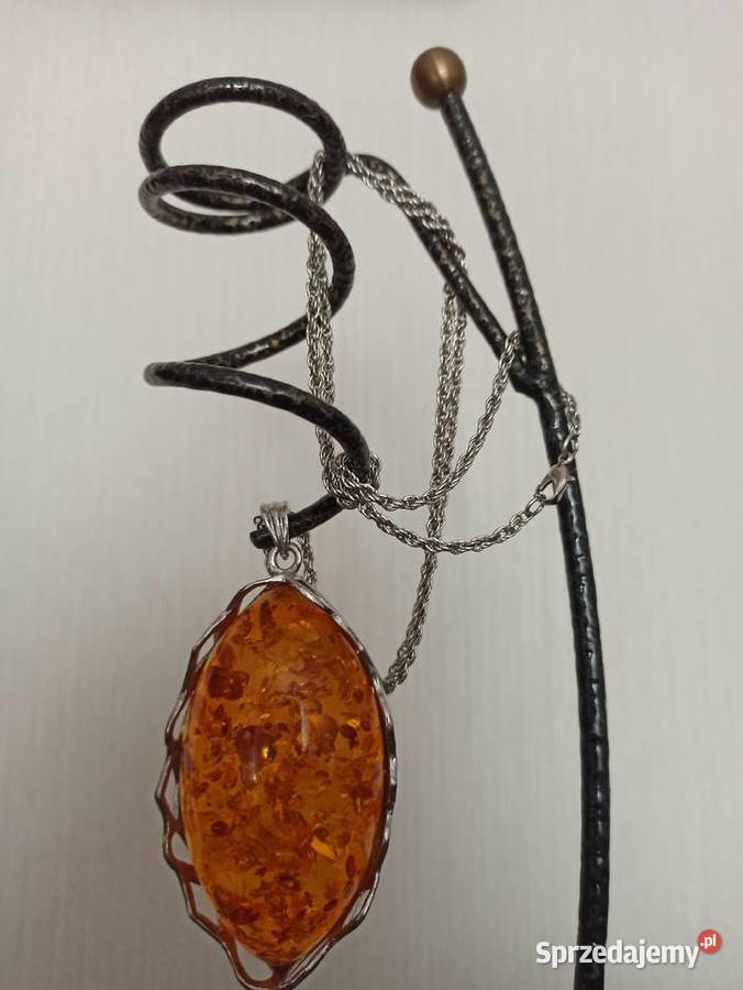 Wisiorek z kamieniem bursztynowym