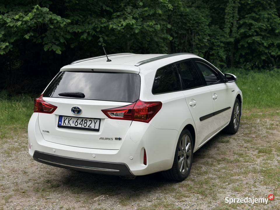 Toyota Auris Touring Sports 18 Hybrid 2014 Rok produkcji 2014 Kraków sprzedam