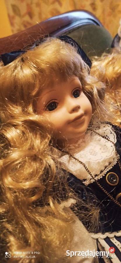 Lalka z kokardą we włosach i krzyżykiemLalka Gdańsk