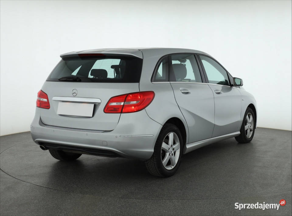 Mercedes B B 180 srebrny