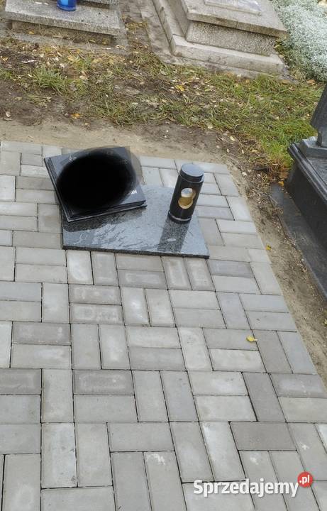 Brukowanie wokół nagrobka