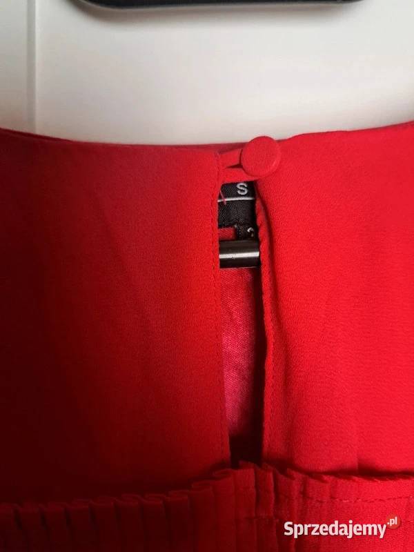 Romantyczna sukienka Top Secret w intensywnym Top Secret Trąbki Wielkie