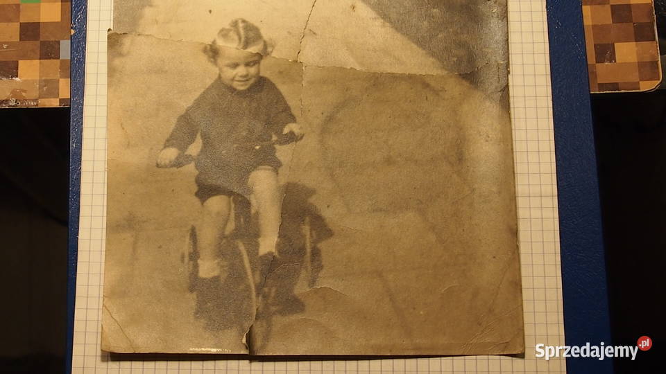 Fotografia dziecko na trójkołowym rowerku czasy Tychy