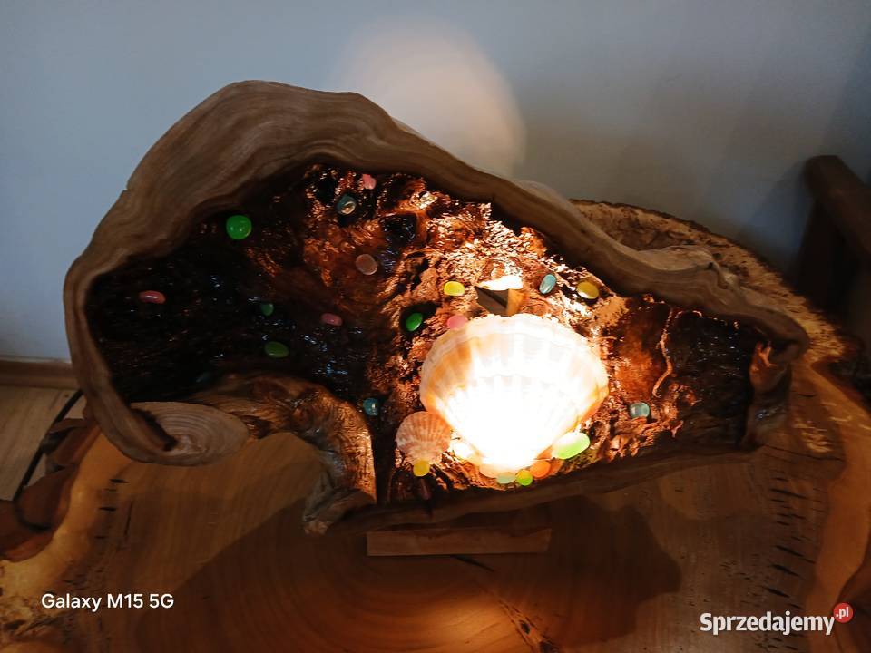 Ozdobna lampa z drewna i muszli unikalna