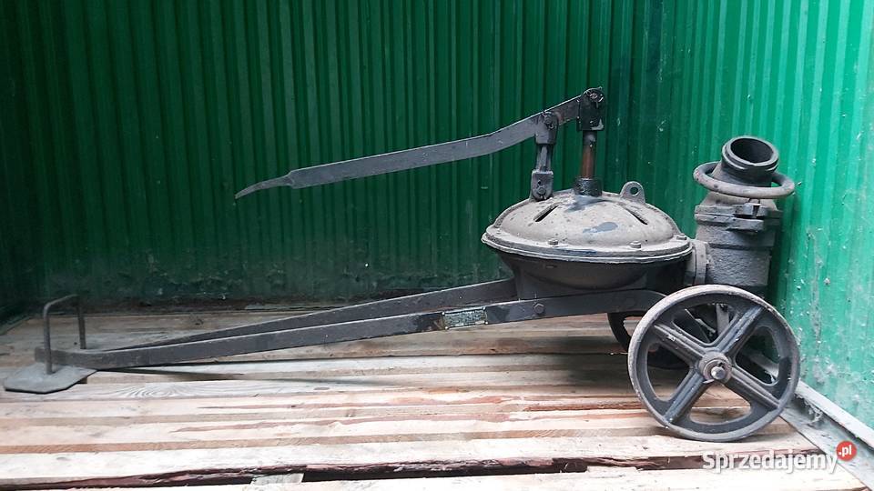 Zabytkowa pompa strażacka z 1958 roku Dobczyce