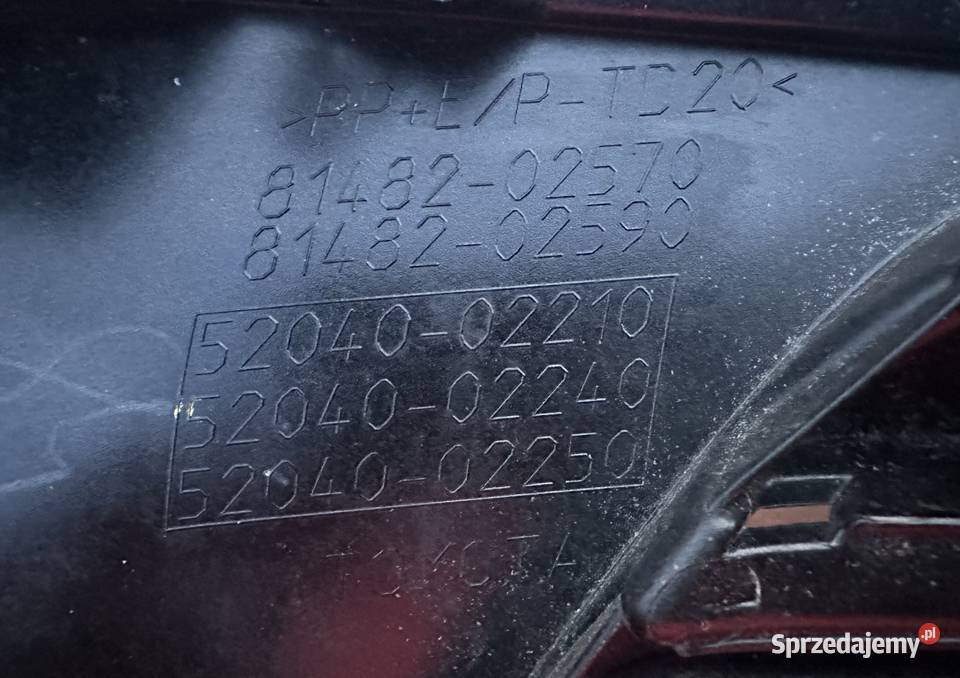 Toyota AURIS II 5204002210 RAMKA HALOGENU KRATKA