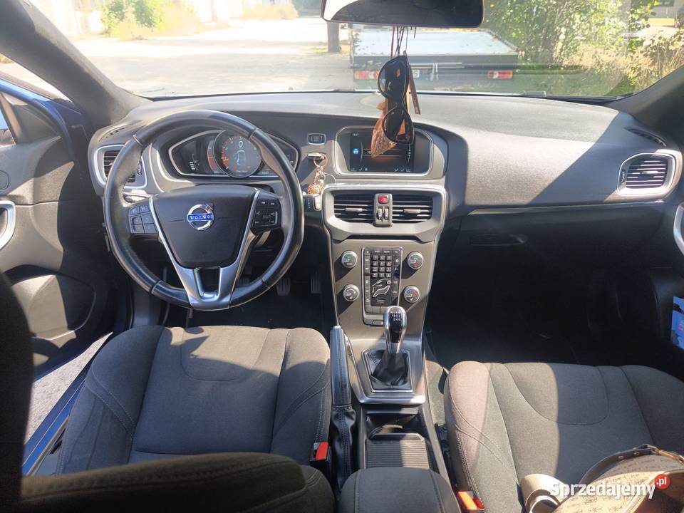 Volvo V40 II T2 wersja Momentum niski przebieg 90000km Lubań