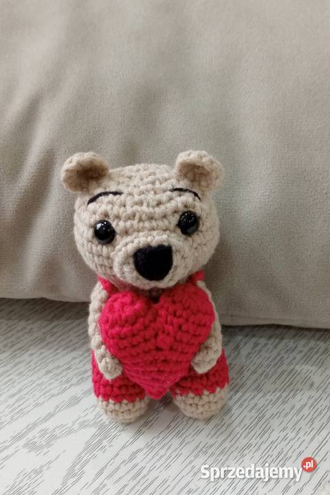 Miś z serduszkiem wykonany na szydełku Rękodzieło Antyki, Sztuka, Kolekcje łódzkie Łask