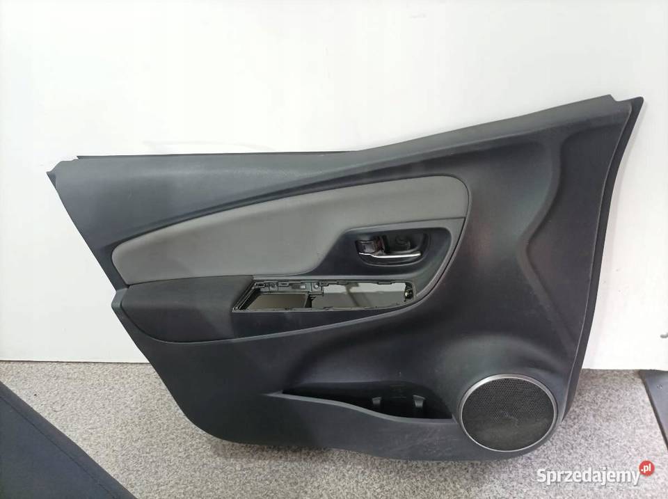 FOTELE KANAPA BOCZKI PRZÓD 5D Toyota Yaris III Rok produkcji 2015
