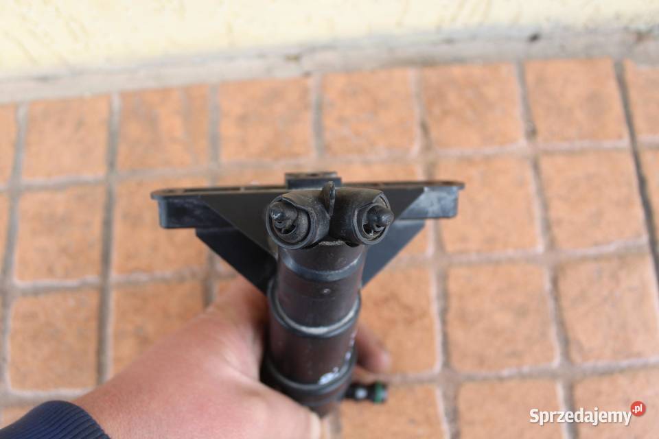 SPRYSKIWACZ LAMPY PRAWY BMW E61