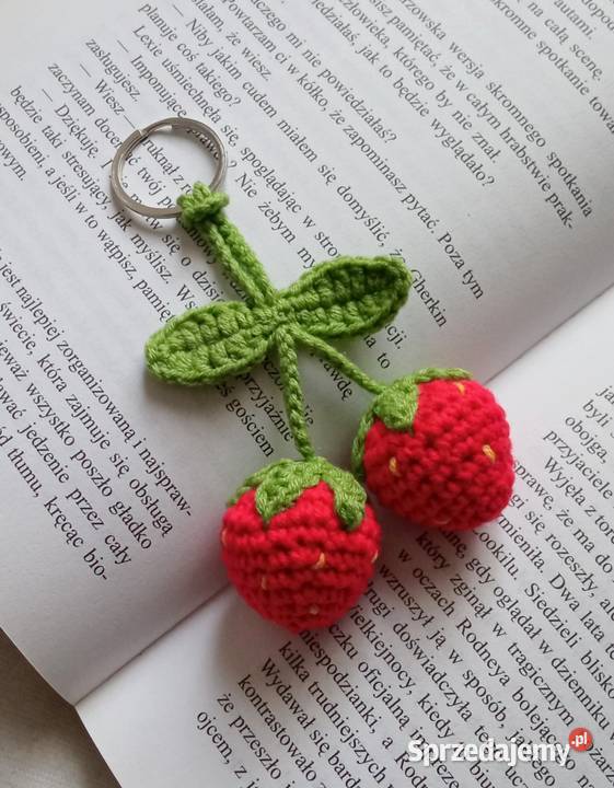 Truskawki wykonane na szydełku brelok
