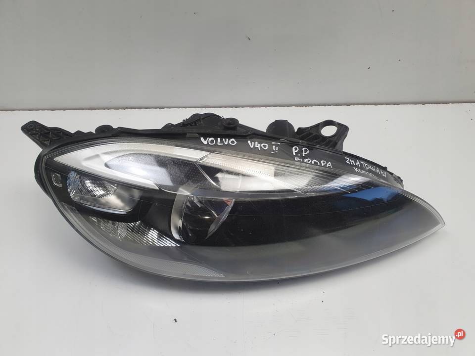 VOLVO V40 II 1219r PRZEDNIA LAMPA PRAWA PRAWY osobowe Janów