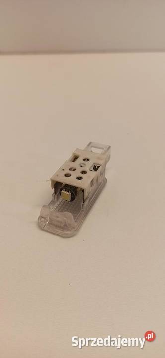AUDI Q5 LAMPKA KABINY 8D0947415
