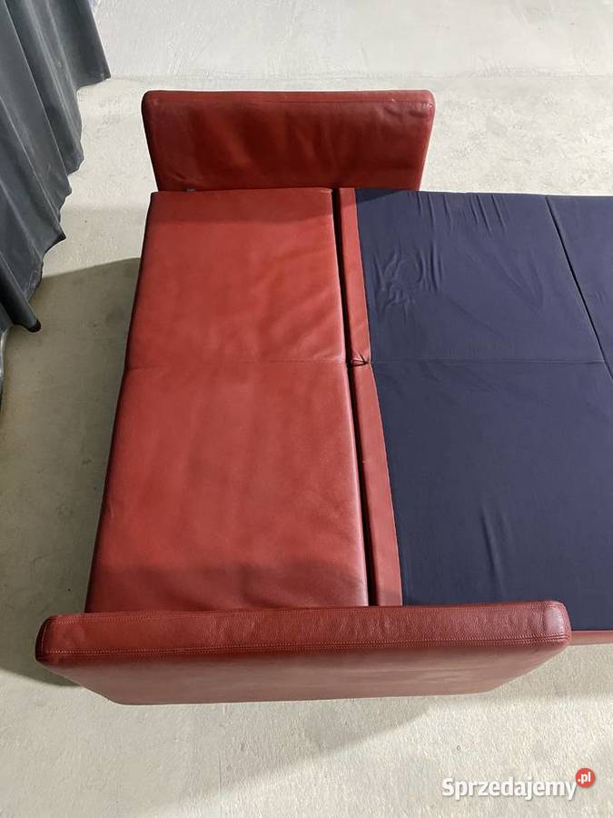 Czerwona skórzana sofa dwuosobowa z funkcją