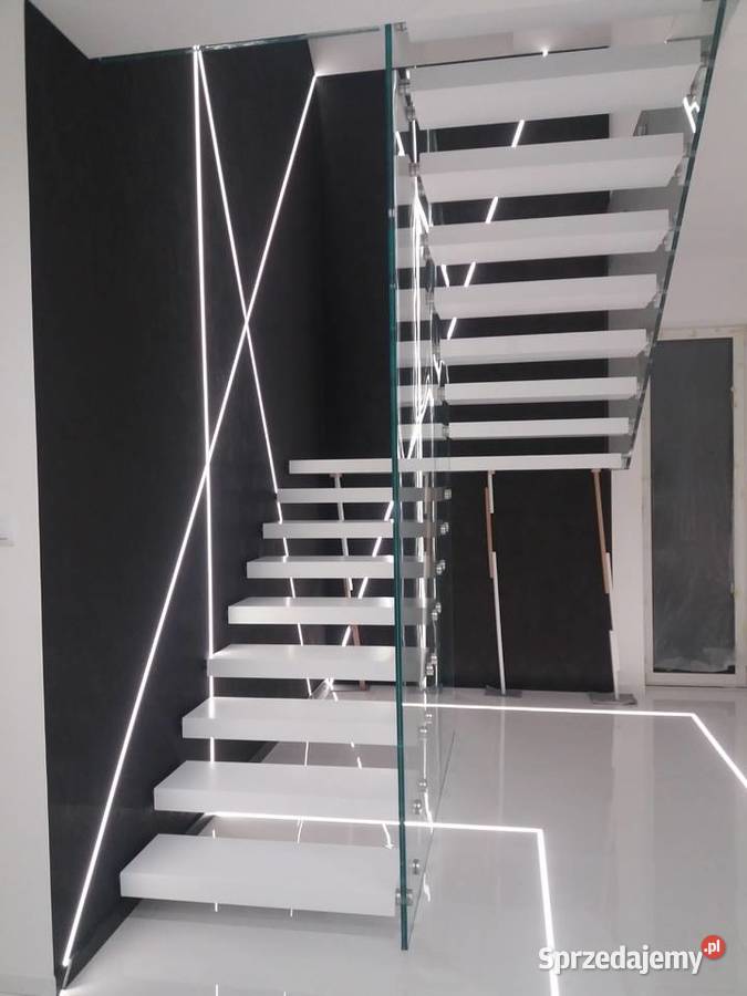 Schody półkowe z balustradami szklanymi małopolskie