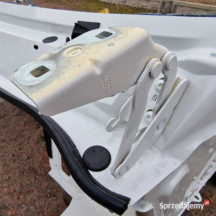 IVECO DAILY 2014 ZAWIAS MASKI SILNIKA PRAWY Bieleń