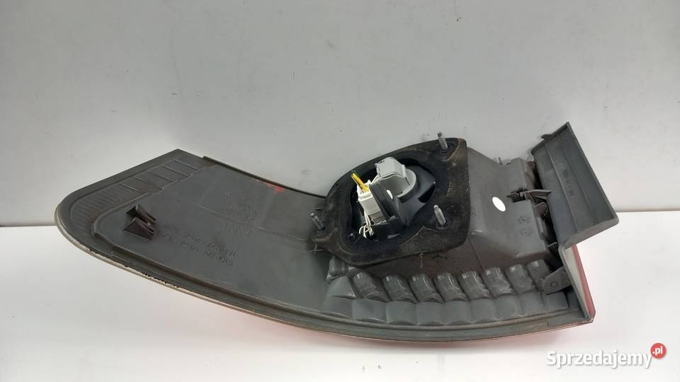 TOYOTA AVENSIS T27 KOMBI LAMPA TYŁ LEWA osobowe Zbierkowo sprzedam