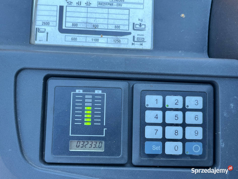 Wózek elektryczny podnośnikowy z masztem