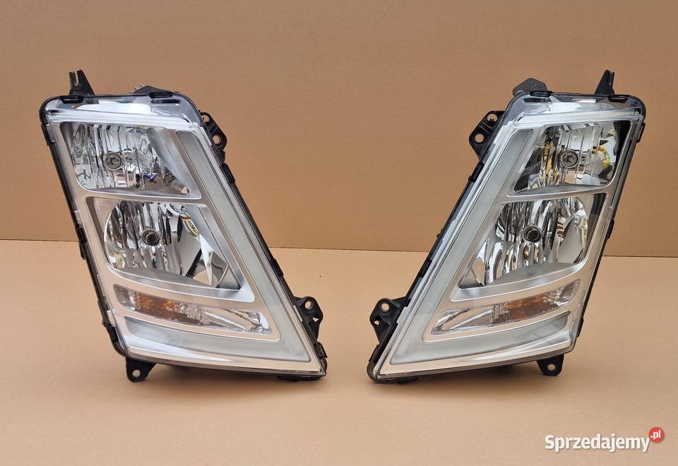 VOLVO FH4 FM4 REFLEKTOR LAMPA PRAWA HALOGEN Bieleń