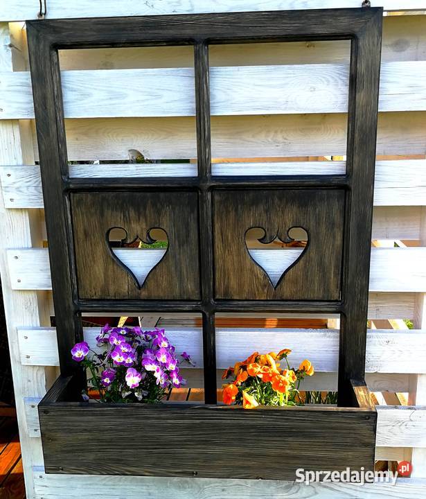 Donica drewniana jako okno kwietnik rustykalny