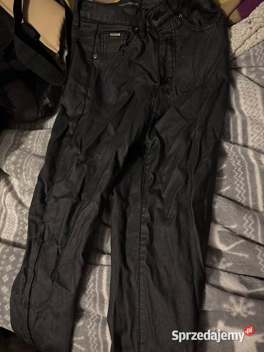 Spodnie czarne śliskie małopolskie Krzeszów
