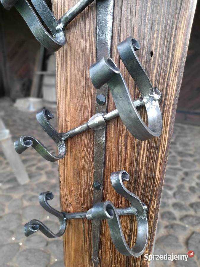 Półka na wino na starej kowalskiej zawiasie Kamieńczyk