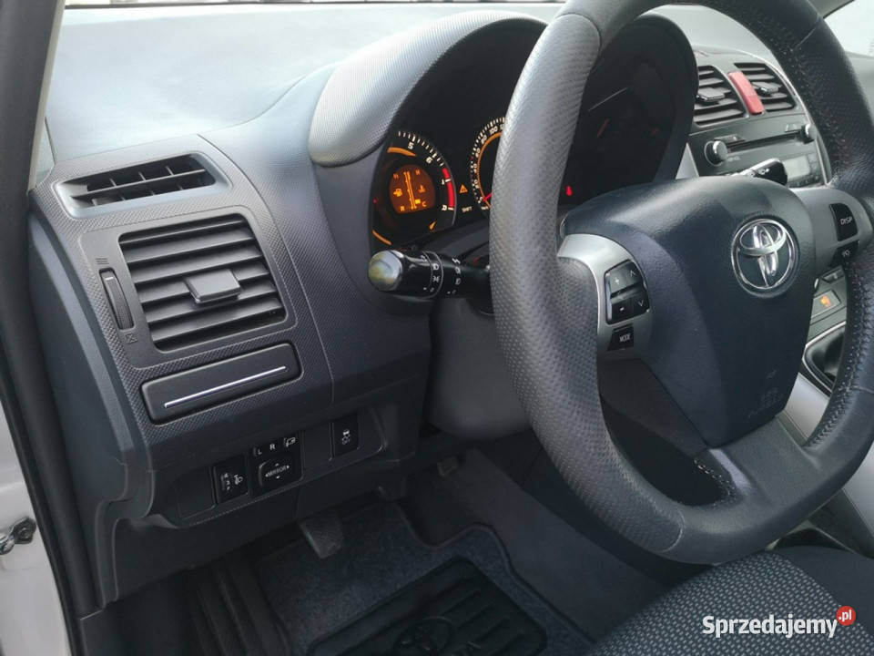 Toyota Auris 16 Benzyna 132 Klimatr LIFT Isofix Strzegom
