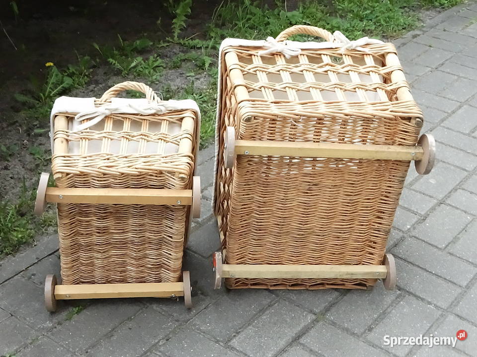 Piękne kosze wiklinowe na kółkach z materiałem