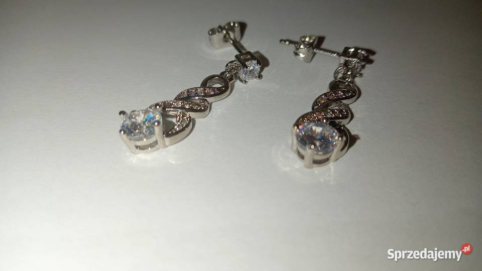 Długie kolczyki z cyrkoniami