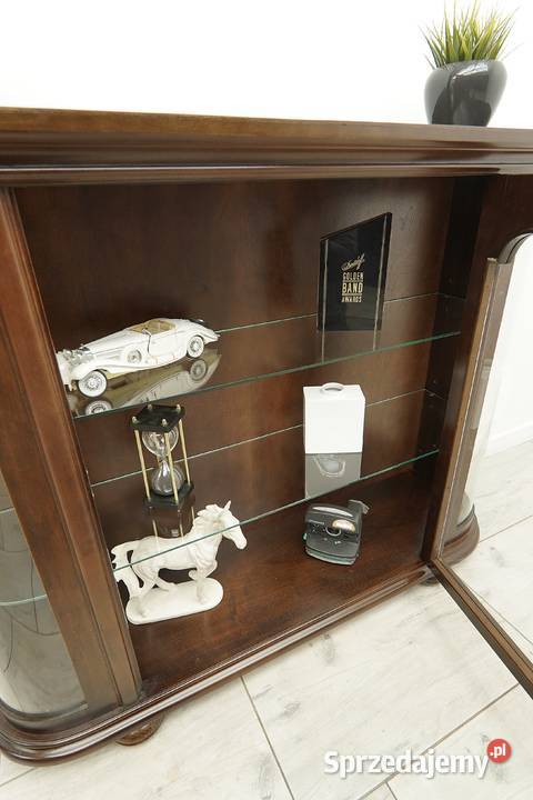 Zabytkowa witryna w stylu chippendale z lat Jerka