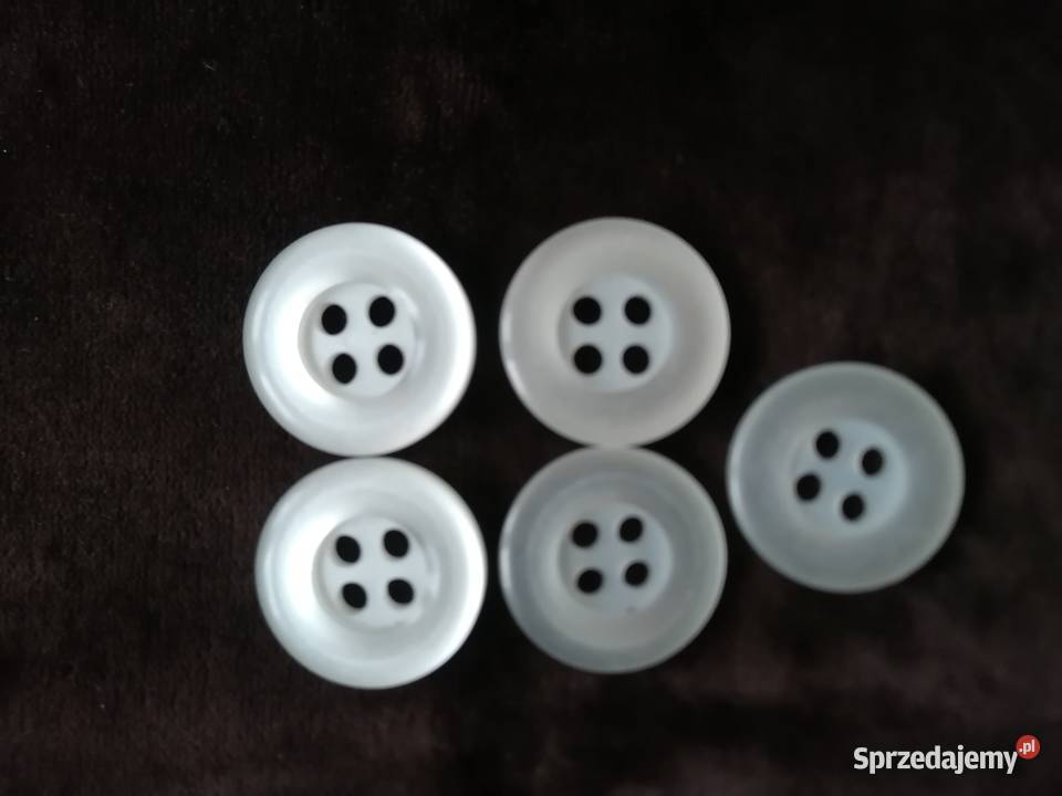 Guziki białe średnica 3 cztery dziurkiSztuk 5