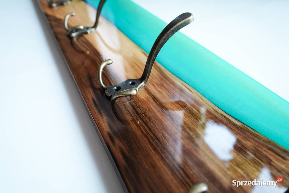 Wieszak ścienny turkusowy z drewna i żywicy Warszawa