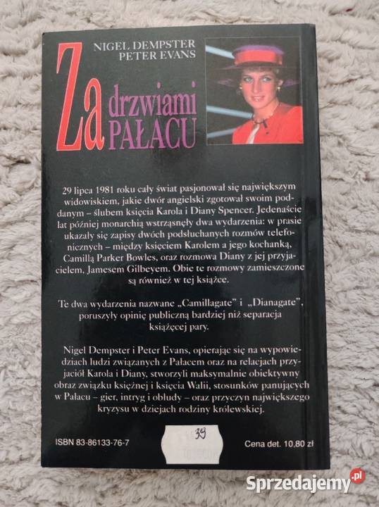 drzwiami pałacu Nigel Dempster i Peter Evans