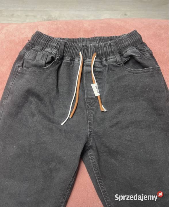 Czarne jeansowe spodnie chłopięce